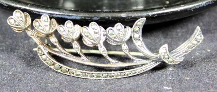 costume jewelry - diamante roses wreath brooch