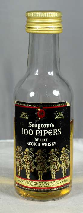Mini liquor bottle - Seagram's 100 Pipers whisky