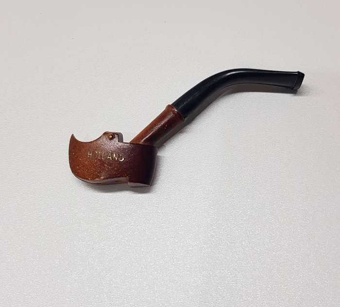 Vintage miniature novelty Dutch wooden clog pipe to fit a cigarette.