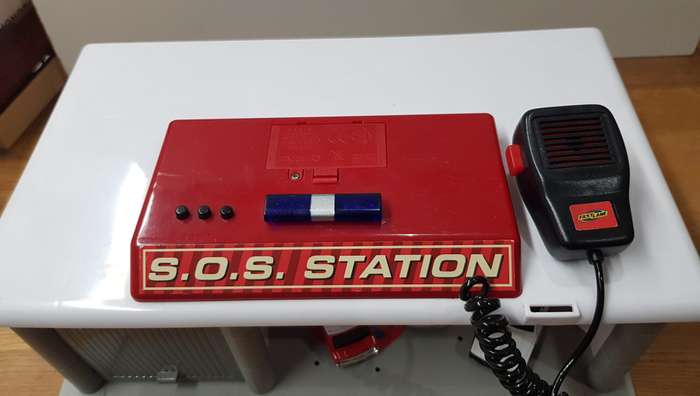 Toys R Us SOS STATION. SOS Vehicle Garage Rescue Station with lights, sounds