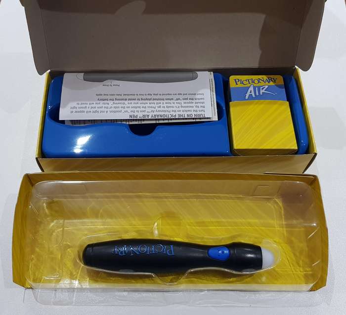 Mattel Games Pictionary Air, Family Board Game for Kids and Adults, with light pen and clue cards. E