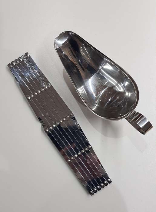 Set: Stainless Steel sauce/gravy boat and extendable pot trivet.