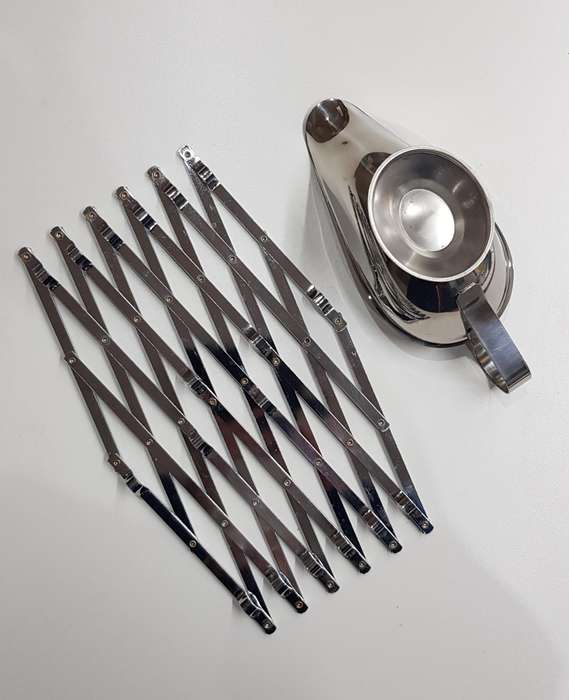 Set: Stainless Steel sauce/gravy boat and extendable pot trivet.