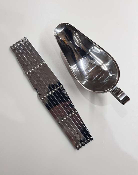Set: Stainless Steel sauce/gravy boat and extendable pot trivet.