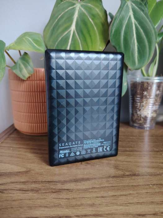 1TB Seagate Barracuda external hardrive + Pouch