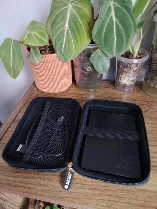 1TB Seagate Barracuda external hardrive + Pouch