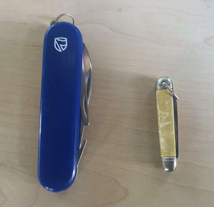 2X Pocket Knives as per photos