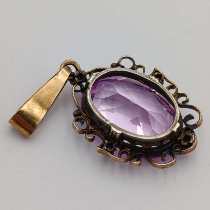 Lab grown sapphire of 13,4 carat - medium toned pink - eye clean - in antique gold setting