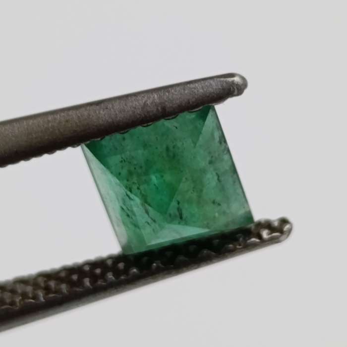 Natural Emerald of 0.67 carat - square step cut slight yellowish green with Gemlab certificate