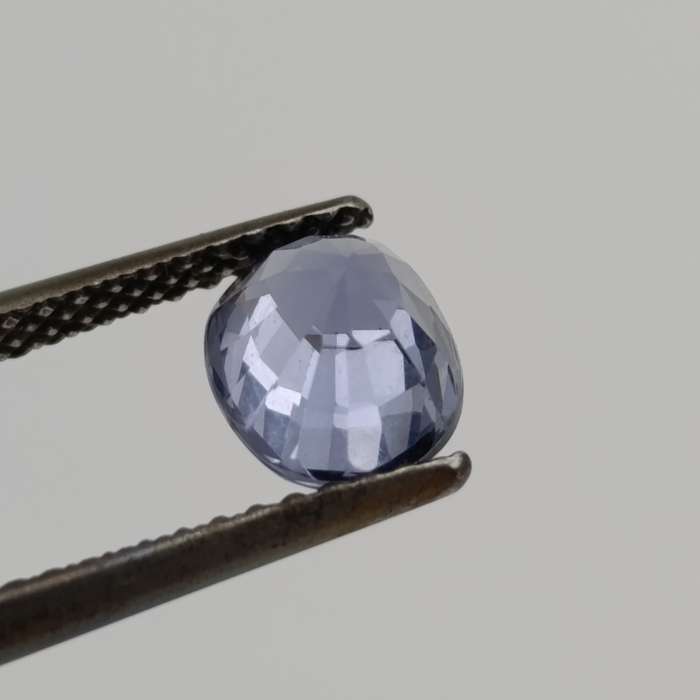 Violet blue spinel of 1.38 carat with Gemlab certificate oval mixed cut