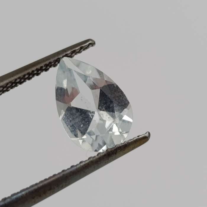 Natural aquamarine of 1,05 carat Pear shape - light toned blue with Gemlab certificate