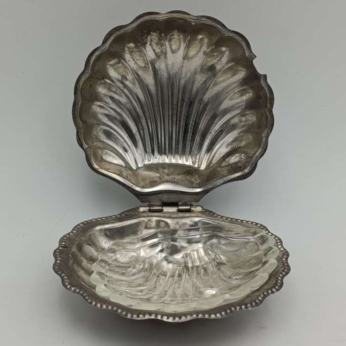 Vintage Shell butter dish in box