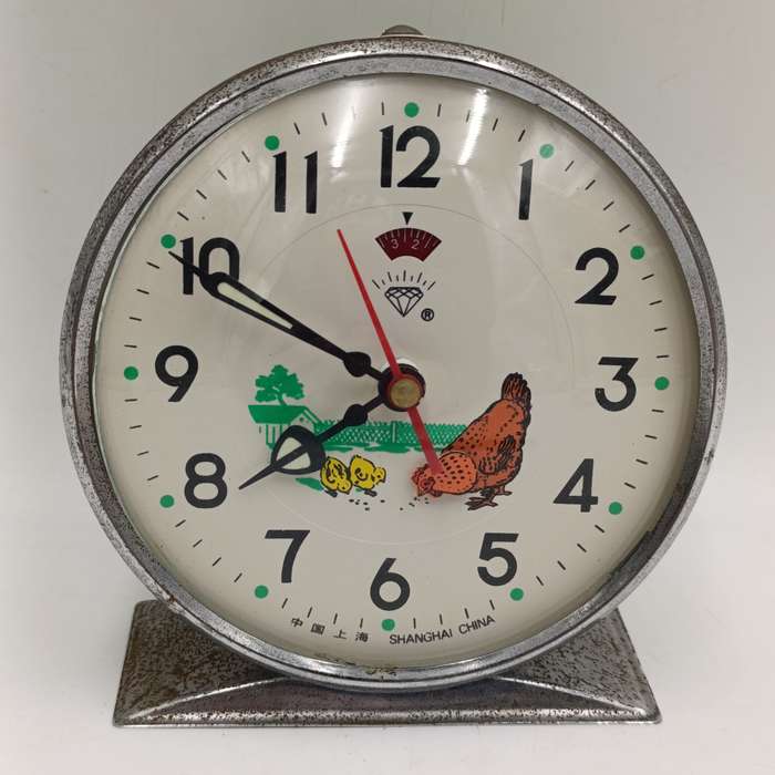 Vintage animated pecking chicken mechanical bedside alarm clock - working