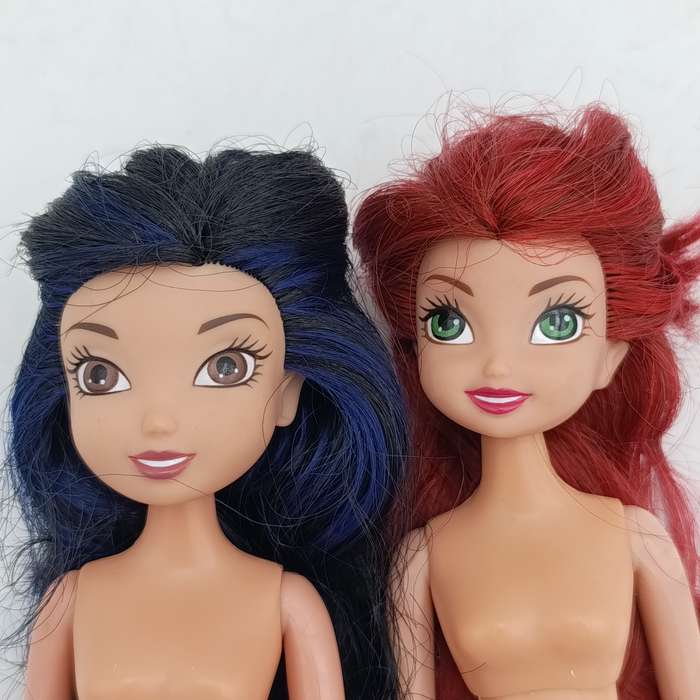 Two dolls - No clothes - Shoes included