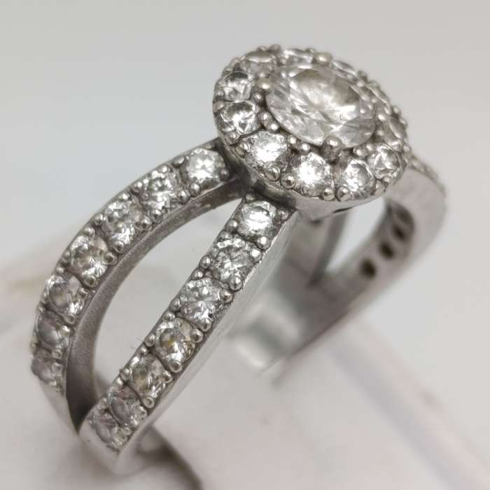 9kt White Gold diamond ring with 0,52ct diamond surrounded by 40 small diamonds - weighs 5.8g