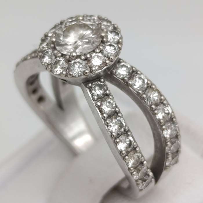 9kt White Gold diamond ring with 0,52ct diamond surrounded by 40 small diamonds - weighs 5.8g