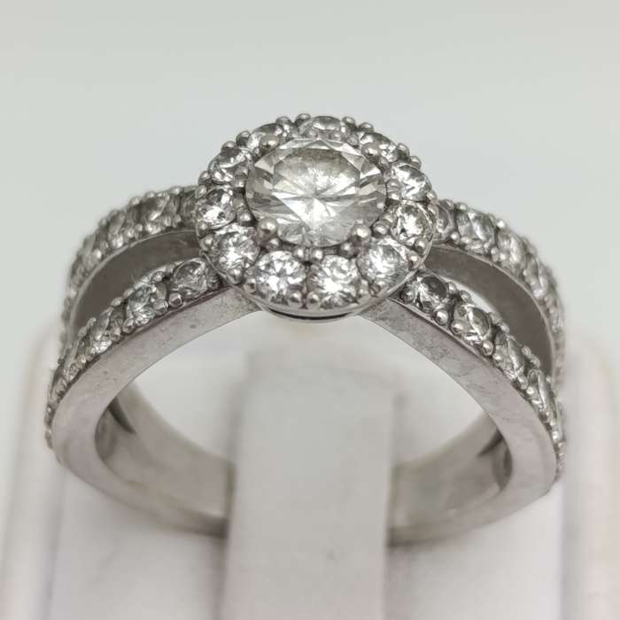 9kt White Gold diamond ring with 0,52ct diamond surrounded by 40 small diamonds - weighs 5.8g