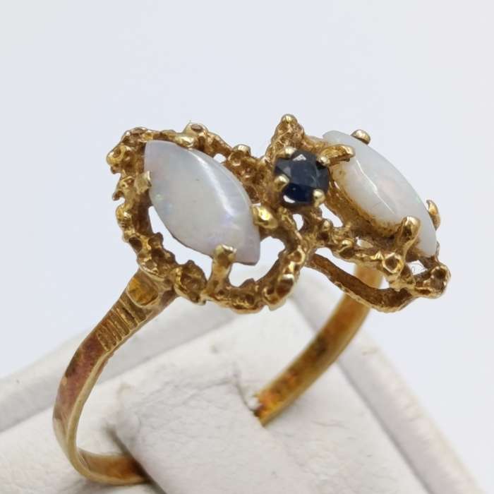 Antique 14kt gold ring with two opals and blue sapphire - weighs 2.3g