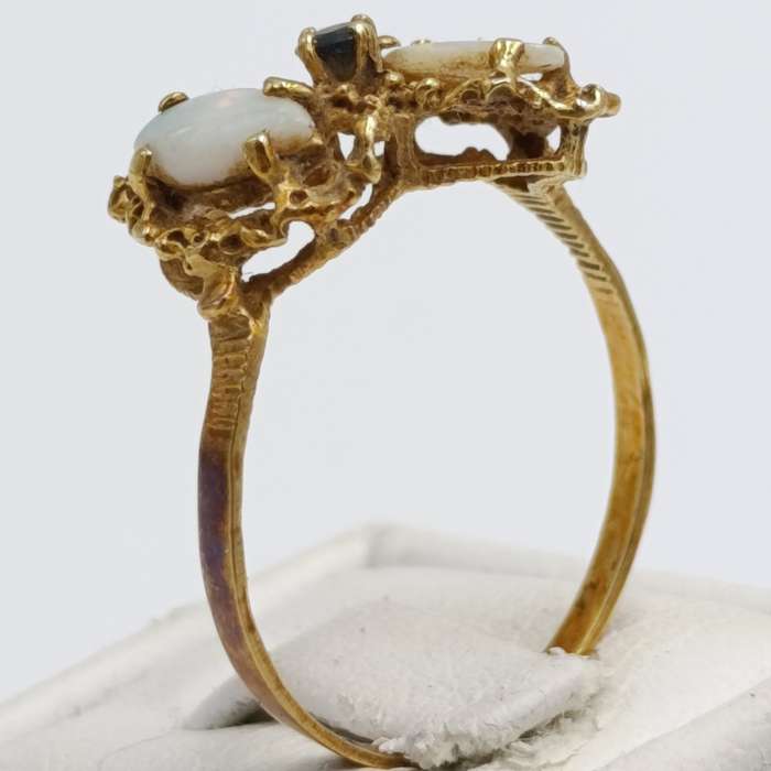 Antique 14kt gold ring with two opals and blue sapphire - weighs 2.3g