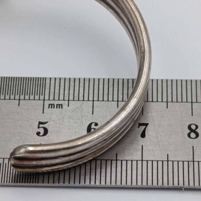 Beautiful triple twirled sterling silver bangle - weighs 28,2g
