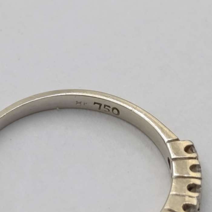18kt gold ring set of 3 rings - Centre ring with about 0.35 carat diamond plus 4 smaller diamonds