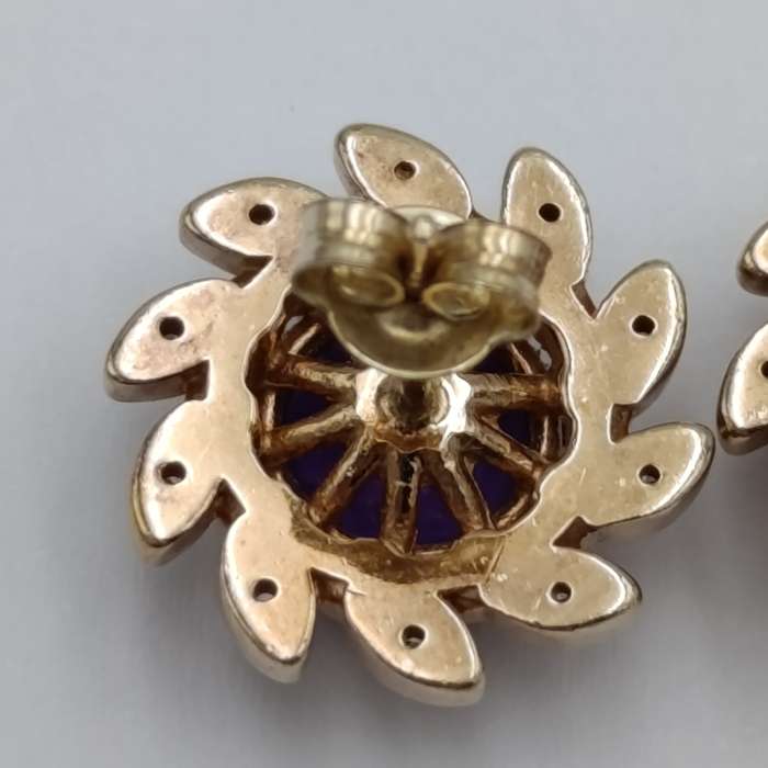 Pair of 14kt gold earrings with 10 small diamonds each - weight 5,9g purple centre stone