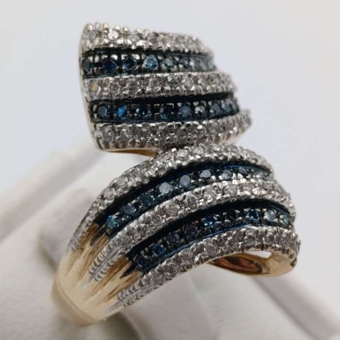 9kt gold ring with 62 white diamonds and 40 blue green diamonds weight 5,4g