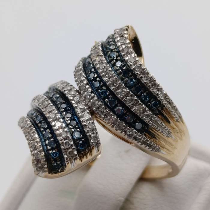 9kt gold ring with 62 white diamonds and 40 blue green diamonds weight 5,4g