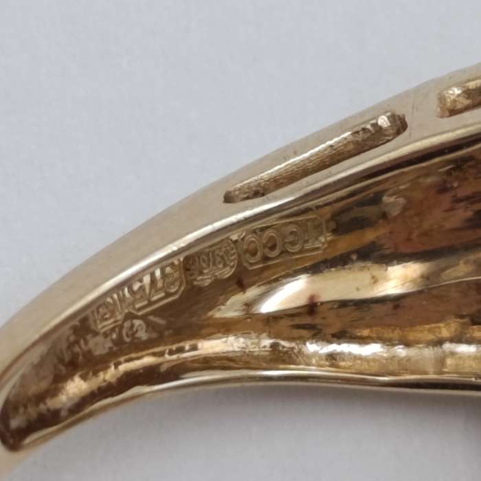 9kt gold ring with 62 white diamonds and 40 blue green diamonds weight 5,4g