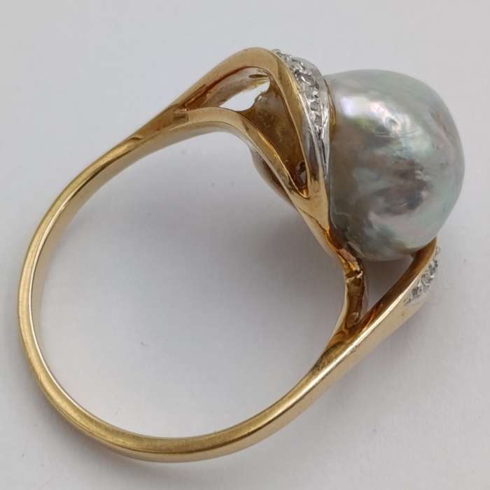 14kt gold ring with 6 diamonds and free form pearl - weight 4,3g