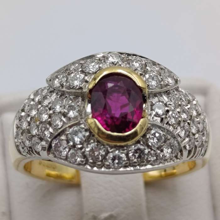 18kt gold ring with ruby of about 0,85ct and 52 beautiful diamonds - weight 8,9g