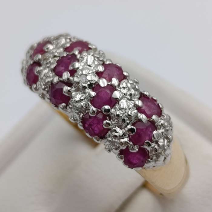 9kt gold ring with 13 diamonds and 12 rubies - weight 3.1g