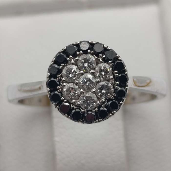 18kt white gold ring with 15 black diamonds and 7 white diamonds - weight 3,2g