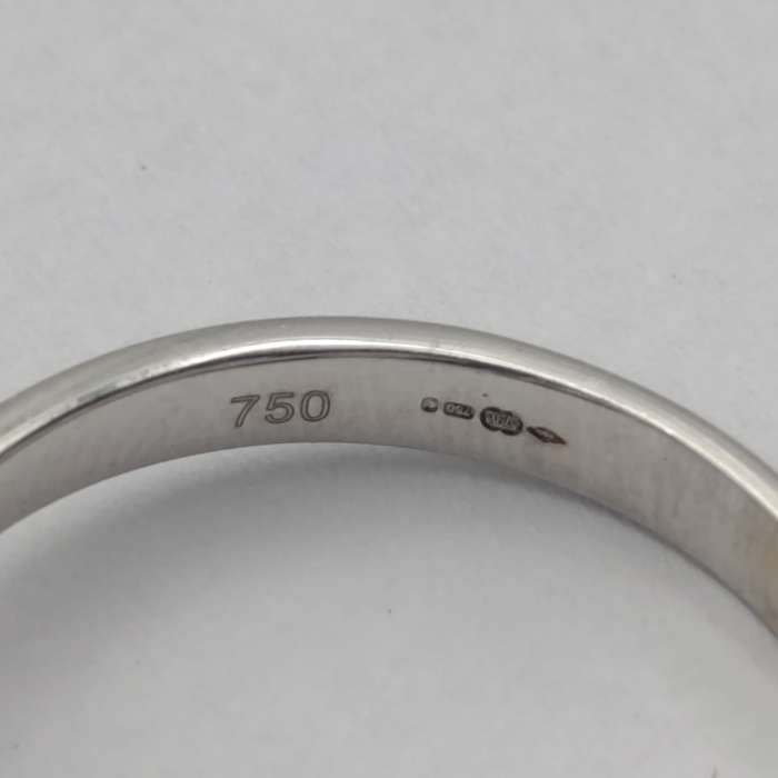 18kt white gold ring with 15 black diamonds and 7 white diamonds - weight 3,2g