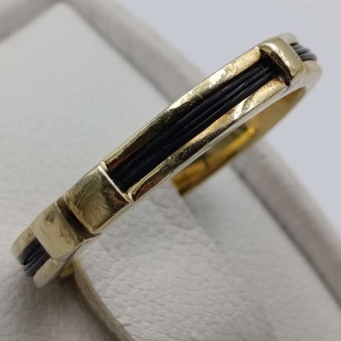 14kt gold ring with elephant hair - weight 3.4g