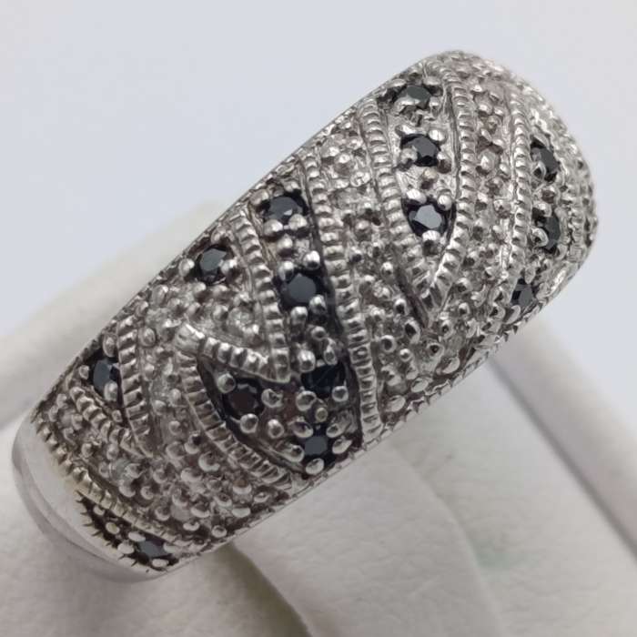 9kt white gold ring with 21 black diamonds and 26 white diamonds - weight 5,1g