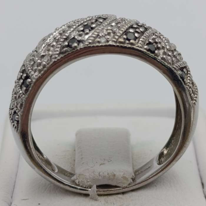9kt white gold ring with 21 black diamonds and 26 white diamonds - weight 5,1g