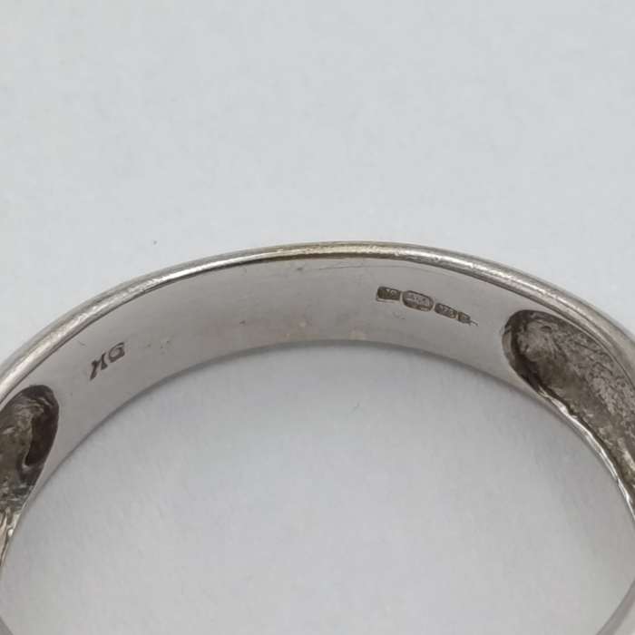 9kt white gold ring with 21 black diamonds and 26 white diamonds - weight 5,1g