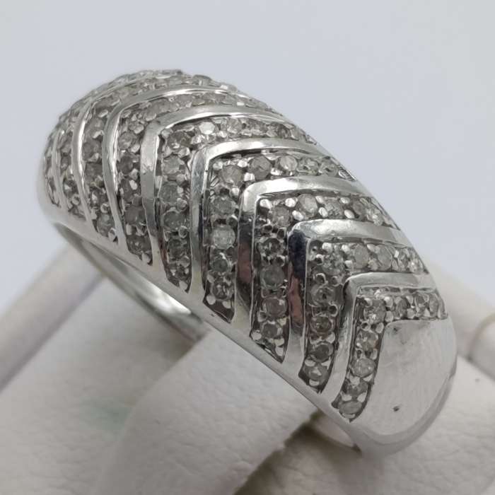 9kt white gold ring with 87 diamonds - weight 5,7g