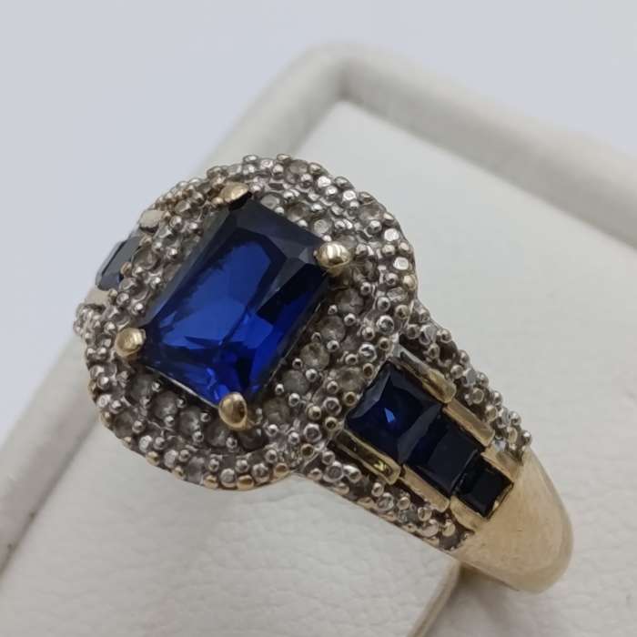 9kt gold ring with 73 diamonds and 7 sapphires - weight 4.0g