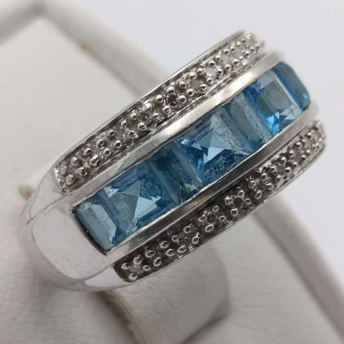 9kt white gold ring with 24 diamonds and 9 blue stones (aquamarine or topaz) - weight 4.9g