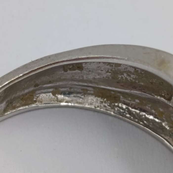 9kt white gold ring with 24 diamonds and 9 blue stones (aquamarine or topaz) - weight 4.9g