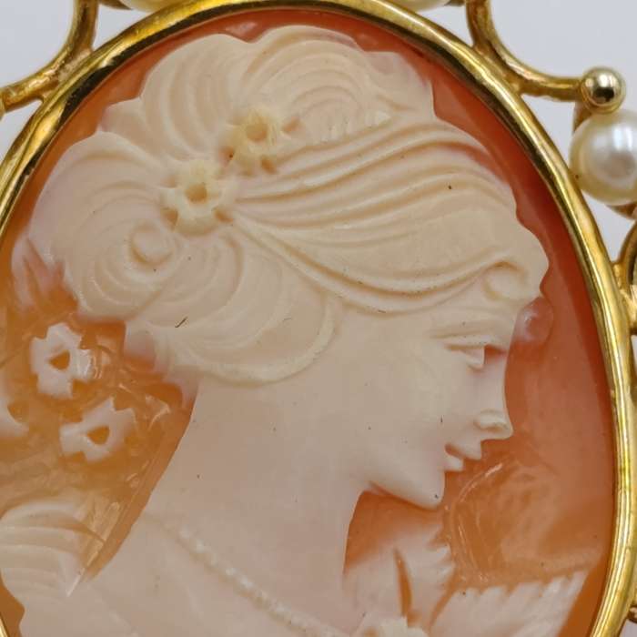 Beautiful 9kt Gold cameo brooch/pendant with pearls