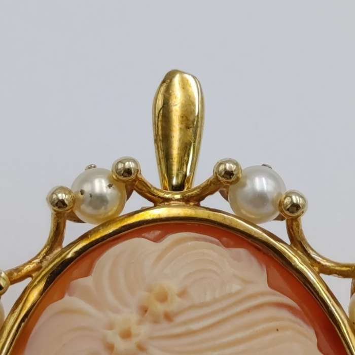 Beautiful 9kt Gold cameo brooch/pendant with pearls