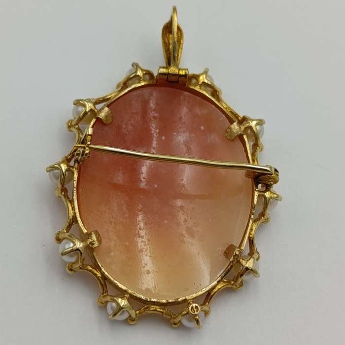Beautiful 9kt Gold cameo brooch/pendant with pearls