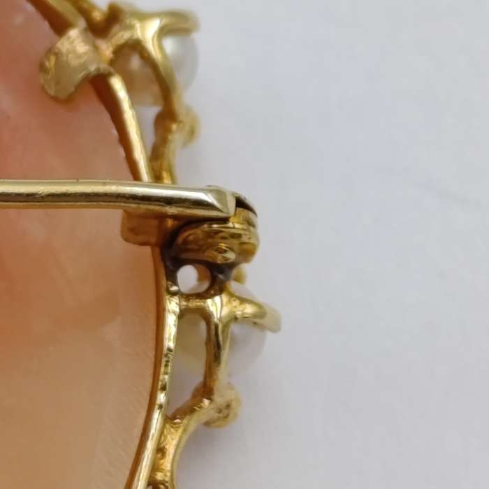 Beautiful 9kt Gold cameo brooch/pendant with pearls