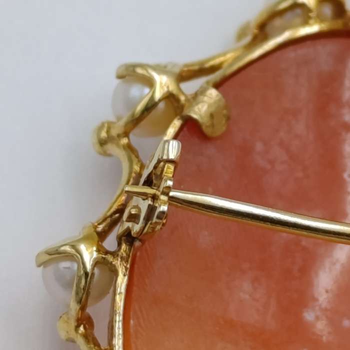 Beautiful 9kt Gold cameo brooch/pendant with pearls