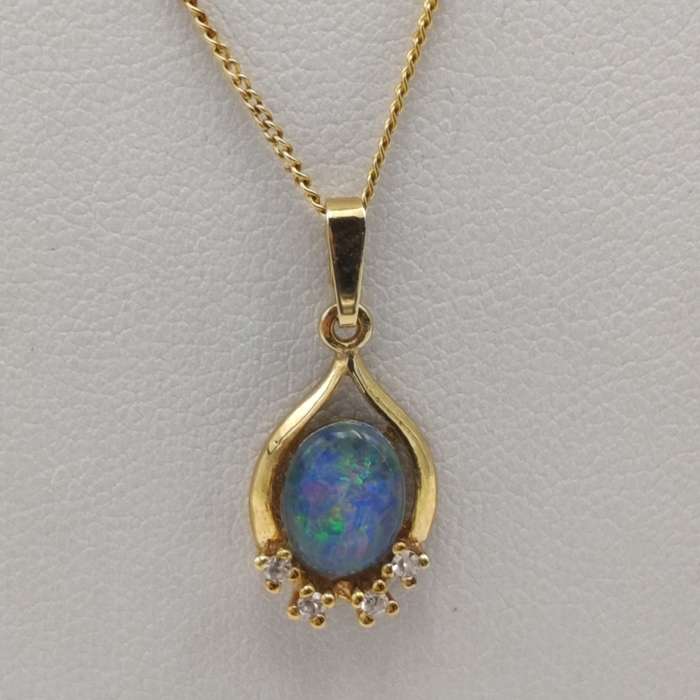 Thin 9kt gold necklace with opal and diamonds pendant - weighs 1.9g