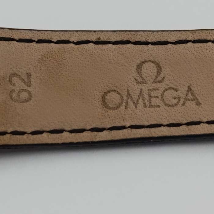 Omega 1530 Quartz 18kt gold men's watch - excellent condition in box with paperwork