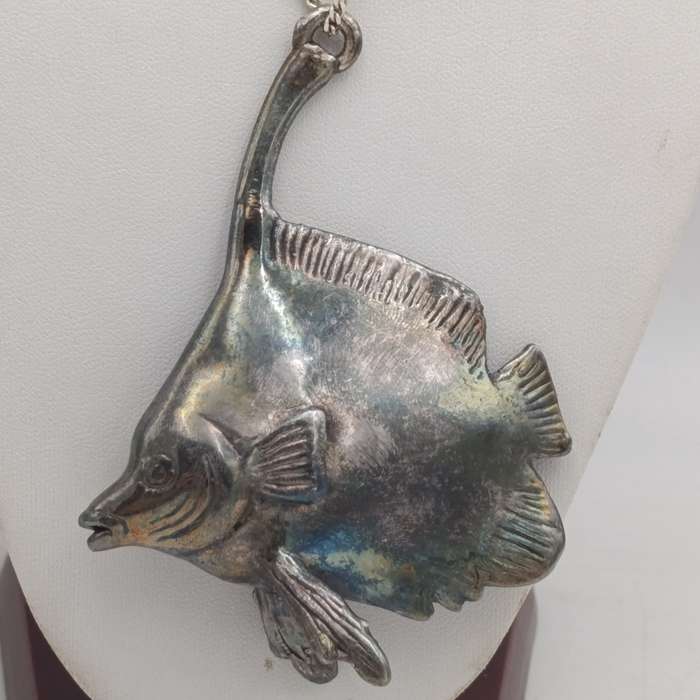 Sterling silver necklace with fish pendant weight 33.6g